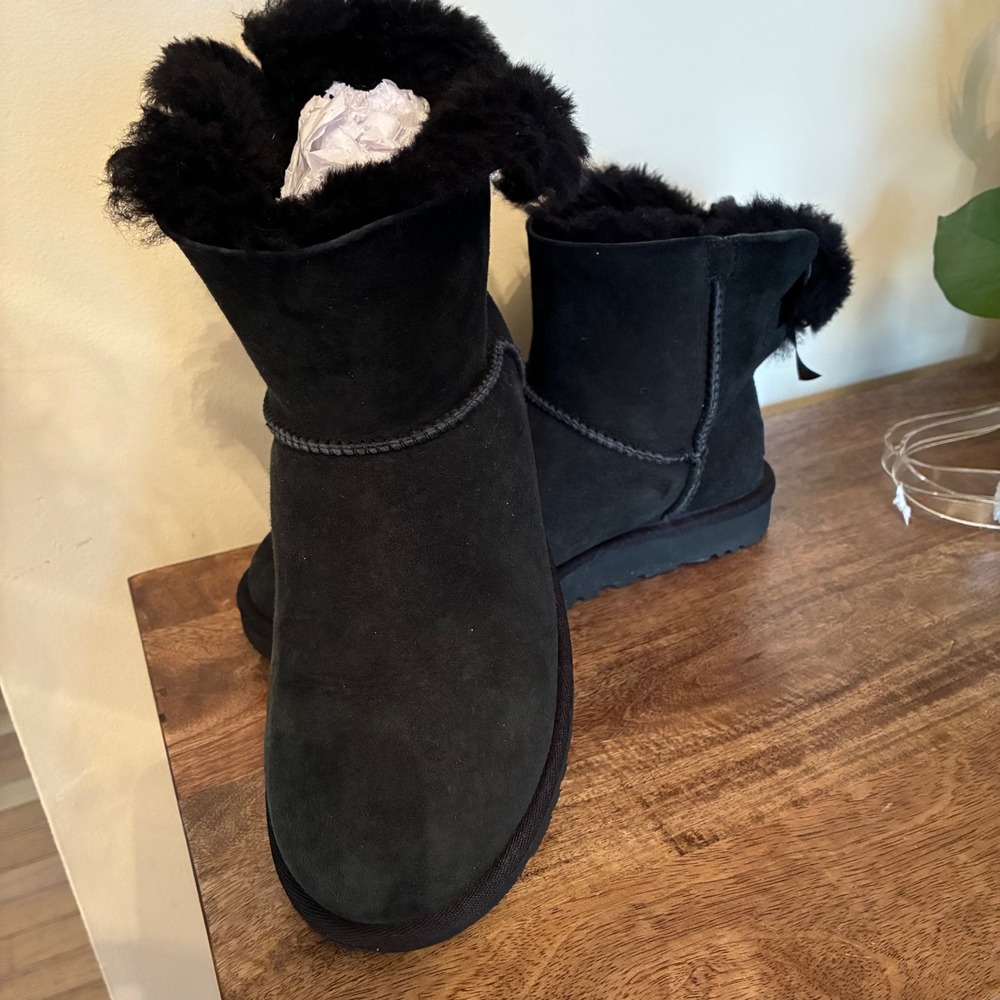 UGG Mini Bailey Bow II Suede Boots Womens 8 Black Sheepskin Fur Ankle Bootie